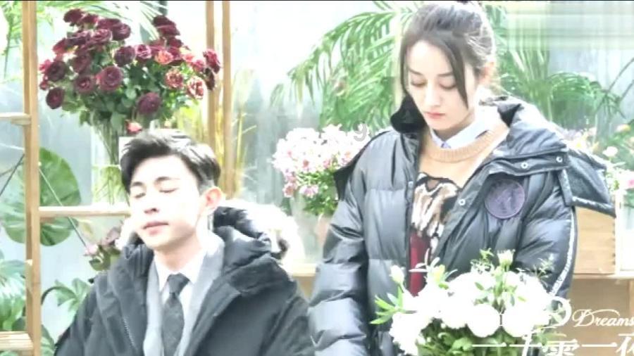 迪丽热巴穿吊带秀天鹅颈，身材玲珑曲线诱人，一双“玉足”引热议